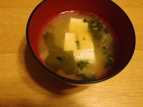 玉ねぎとモロヘイヤと豆腐とワカメのお味噌汁